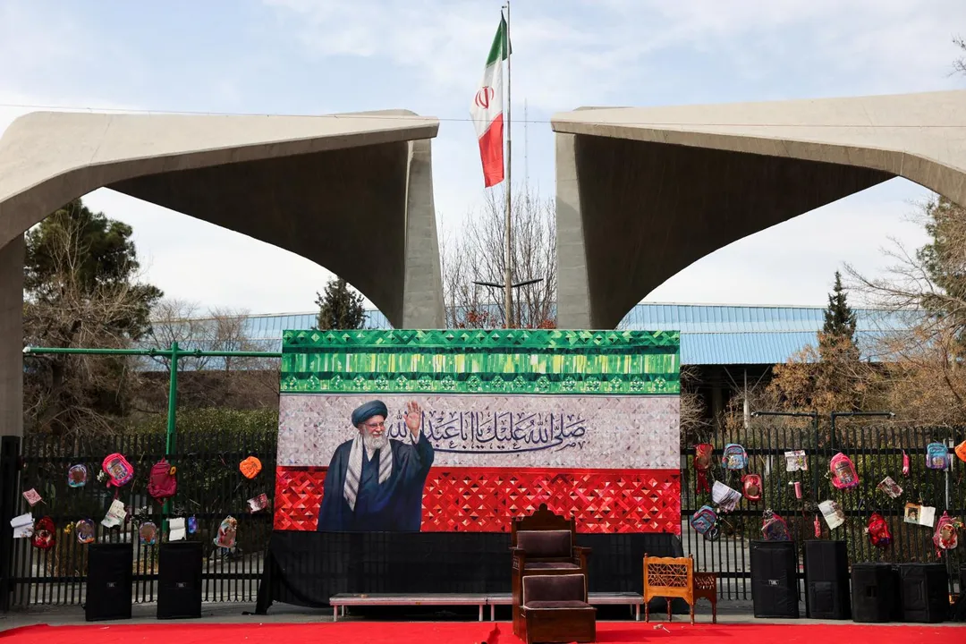 伊朗最高領袖哈米尼（Mojtaba Khamenei）在美以軍事行動身亡。圖為伊朗首都德黑蘭街頭的臨時紀念碑。（圖／路透社）