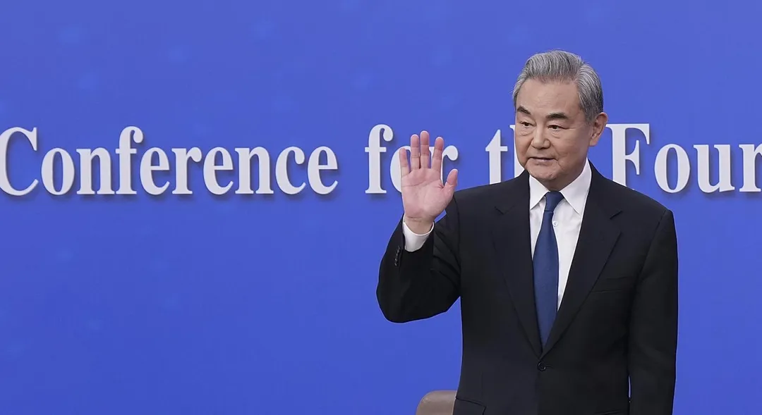 圖為記者會結束時，王毅向記者揮手致意。（圖／新華社）