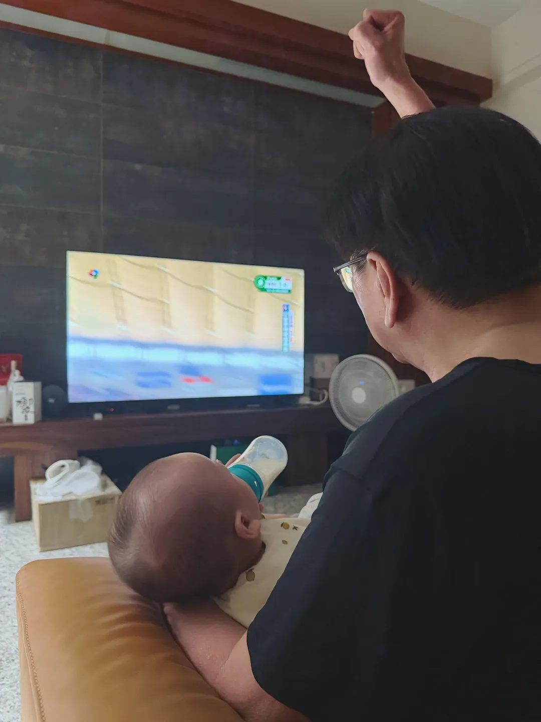 潘孟安邊餵奶邊關注中韓大戰。(圖/潘孟安臉書)