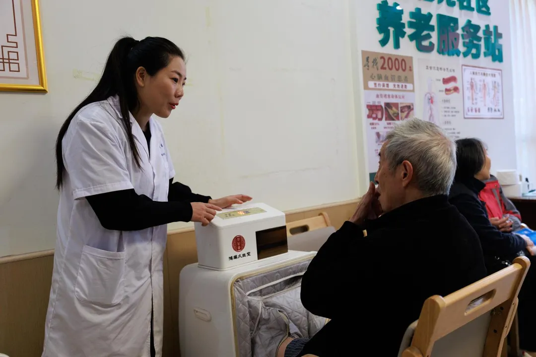 大陸官方宣布應對人口老齡化的政策。圖為貴州省貴陽市觀山湖區世紀城街道景怡苑社區養老服務站。（示意圖／新華社）