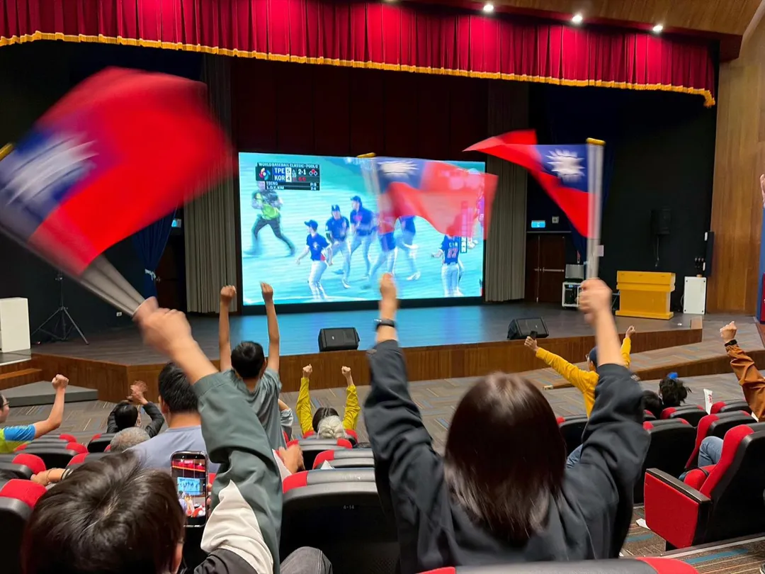 雲林縣政府在禮堂轉播中華隊賽事。（圖／張麗善臉書）