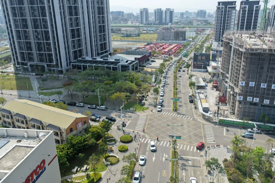 為因應加油人潮，好市多台中北屯店加派義交、工作人員引導車流人潮，配合警方交管，動線順暢。（圖／民眾提供）