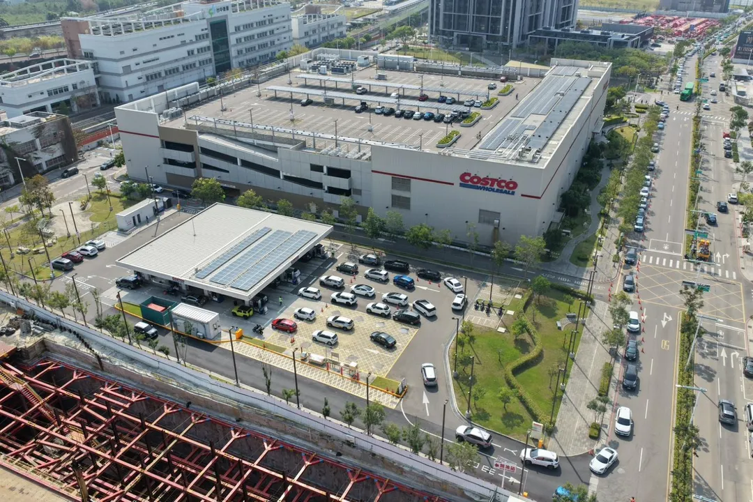 為因應加油人潮，好市多台中北屯店加派義交、工作人員引導車流人潮，配合警方交管，動線順暢。（圖／民眾提供）