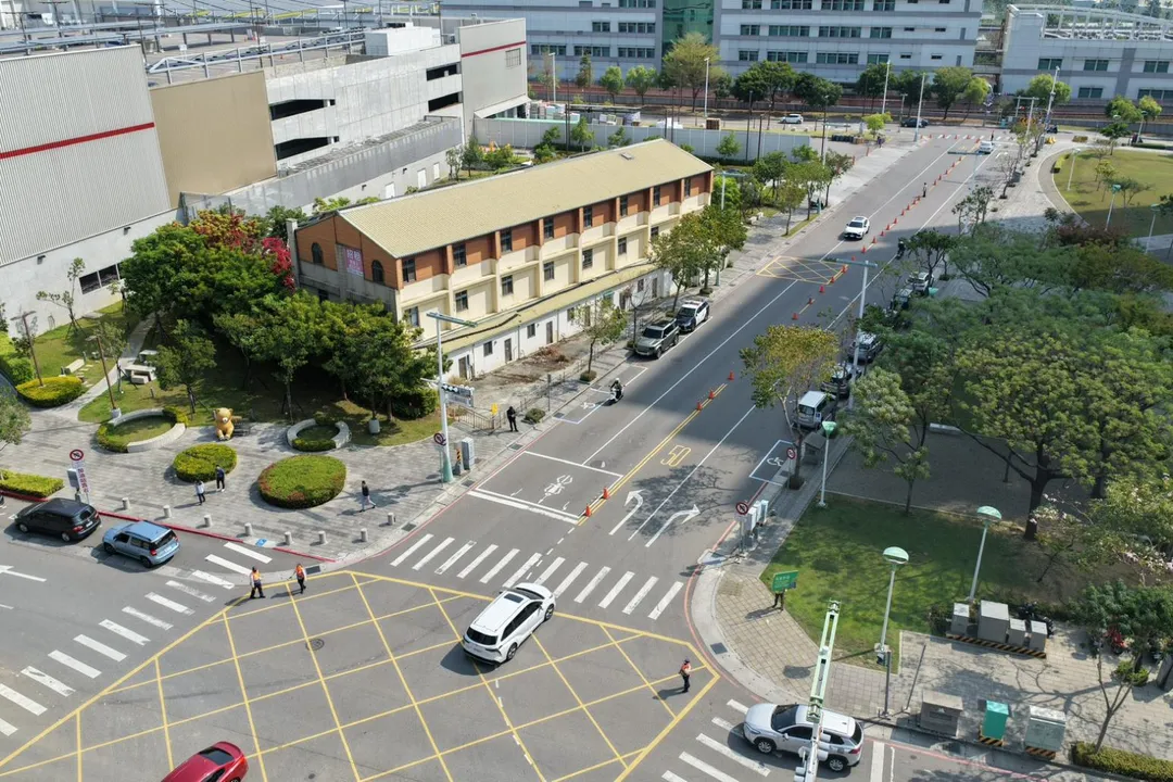 為因應加油人潮，好市多台中北屯店加派義交、工作人員引導車流人潮，配合警方交管，動線順暢。（圖／民眾提供）
