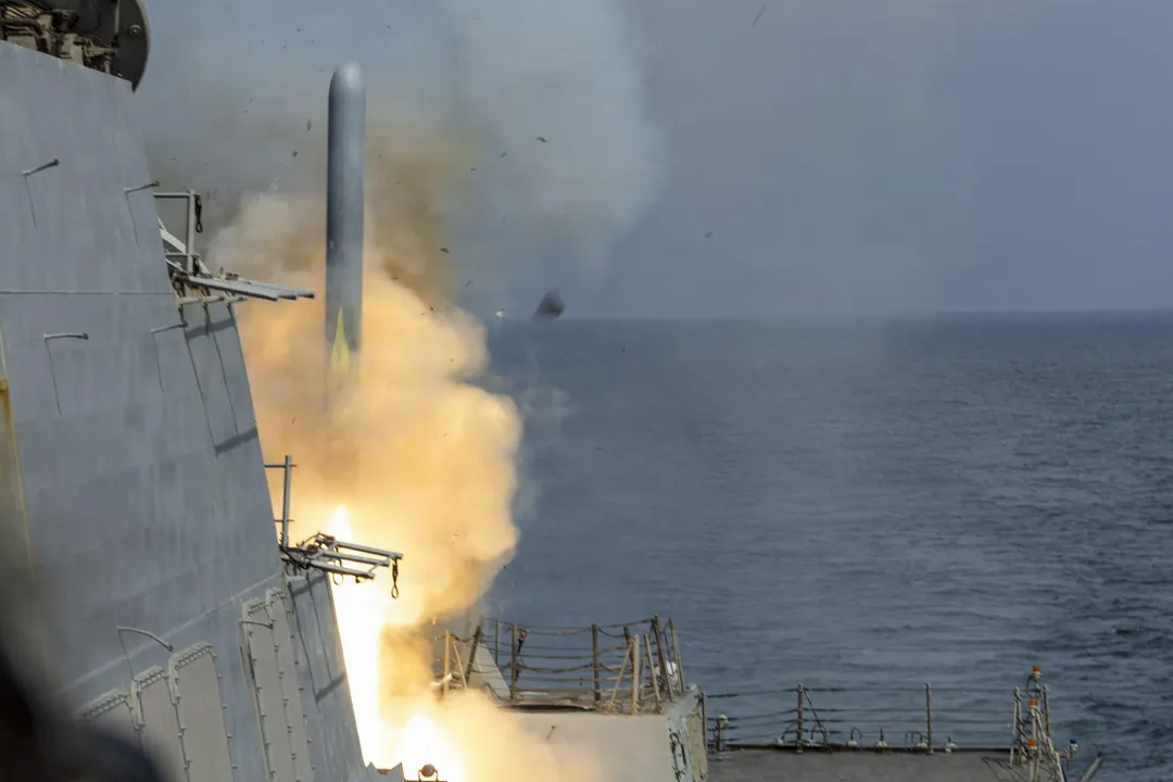 2月28日美軍勃克級驅逐艦發射1枚戰斧飛彈，可見到飛彈尾部噴出火光。(圖/美國海軍)