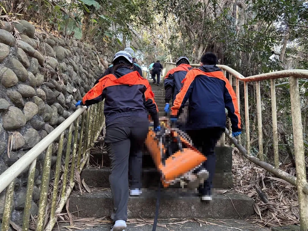 彰化八卦山松柏嶺登山步道今（8）日下午發生墜崖死亡意外，一名約70歲老翁從高處跌落至40公尺深谷，經山友發現後緊急通報，消防人員抵達現場時，老翁已明顯死亡。（圖／翻攝畫面）