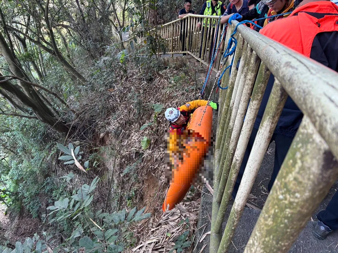 彰化八卦山松柏嶺登山步道今（8）日下午發生墜崖死亡意外，一名約70歲老翁從高處跌落至40公尺深谷，經山友發現後緊急通報，消防人員抵達現場時，老翁已明顯死亡。（圖／翻攝畫面）