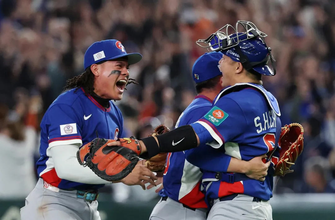 WBC中華隊8日在C組小組賽打贏南韓隊，不僅現場球員激動，球迷也要注意發生「狂歡症候群」。（圖／路透）