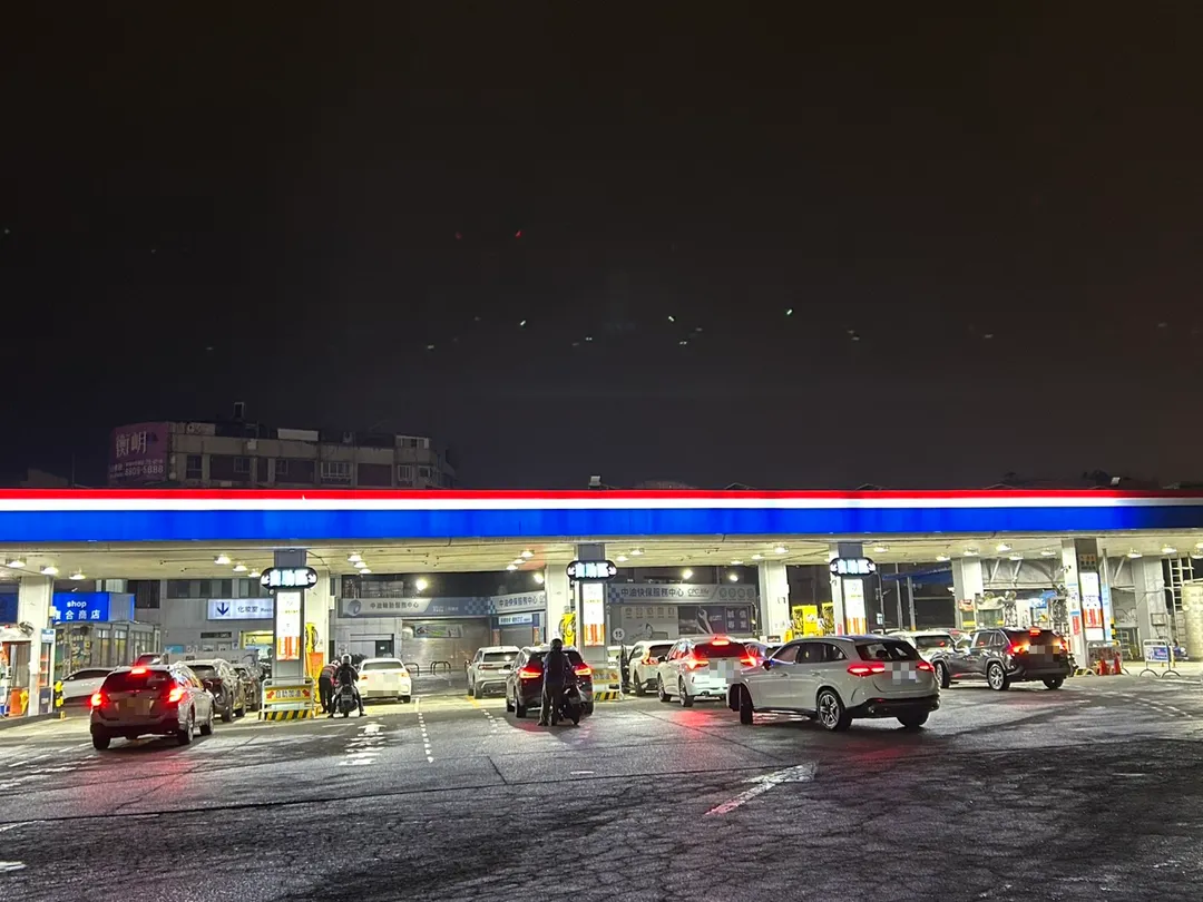 美伊戰爭嚴重影響國際原油出口，連台灣用路人都難逃油價上漲命運。（圖／記者高珞曦攝）