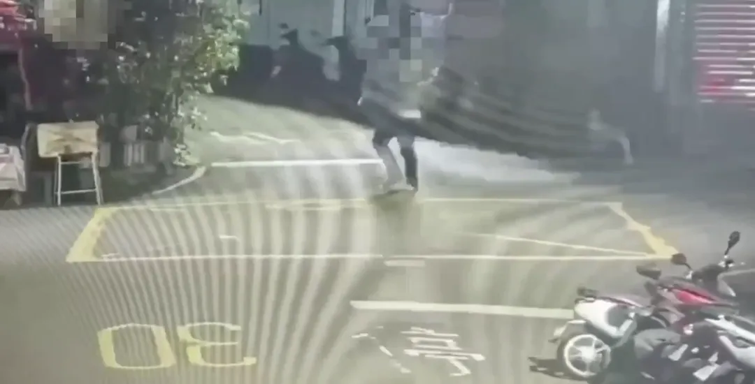 曾男犯案後逃離現場。（圖／警方提供）