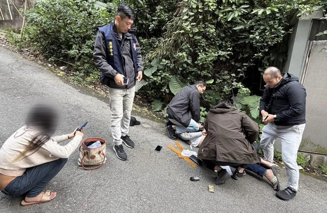 警方在某墓園的山區逮捕曾男跟另外兩名女子。（圖／警方提供）