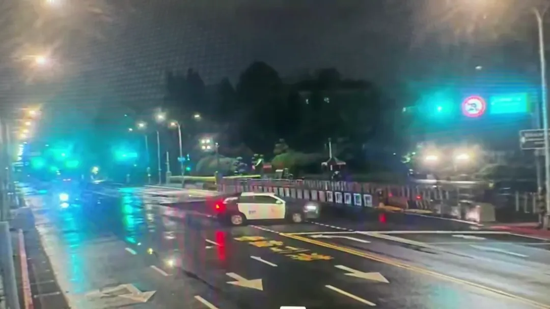警方獲報後立刻趕往總統府前。（圖／警方提供）