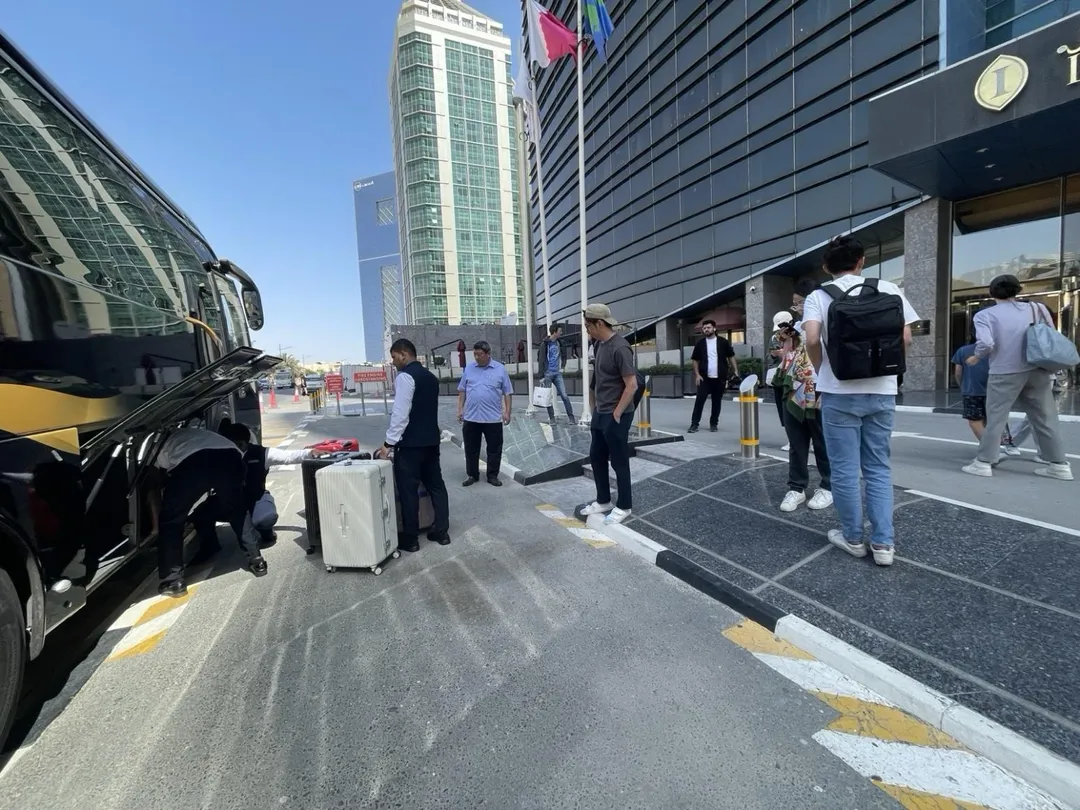 駐沙烏地阿拉伯代表張治平(左二)協助滯留卡達國人及眷屬搭乘巴士前往利雅德。(外交部提供)