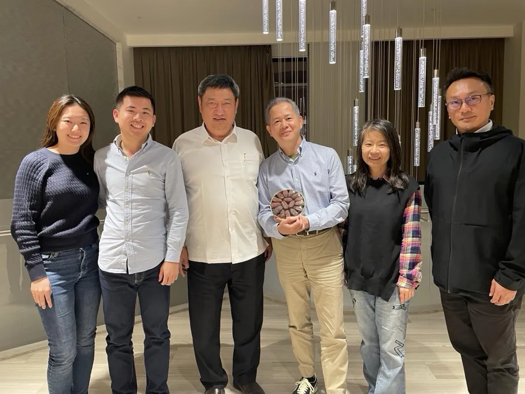 駐沙烏地阿拉伯代表張治平(左三)偕同仁探視滯留卡達國人。(外交部提供)