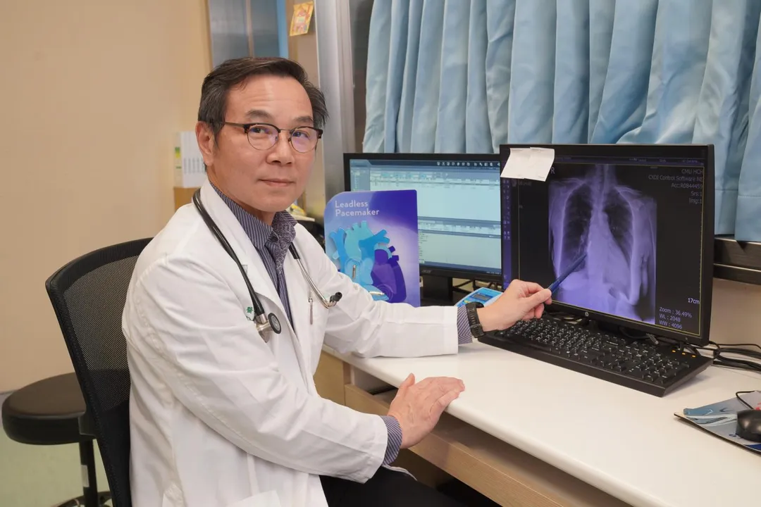心臟科醫師林圀宏表示,心跳過慢指每分鐘低於50下,常見症狀包括頭暈、胸悶、疲倦及活動耐受力下降,嚴重更有心臟衰竭及猝死風險。(圖/中醫大新竹附醫)