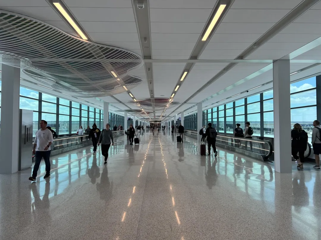 堪薩斯城機場收到威脅，緊急疏散所有旅客。（圖／翻攝自FB@FlyKansasCity）