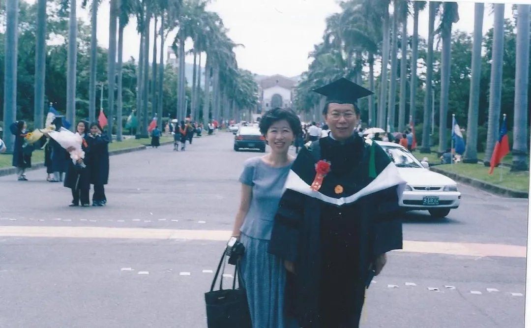 陳佩琪出示昔年柯文哲取得台大醫學博士、參加畢業典禮時的合照。（翻攝自陳佩琪臉書）