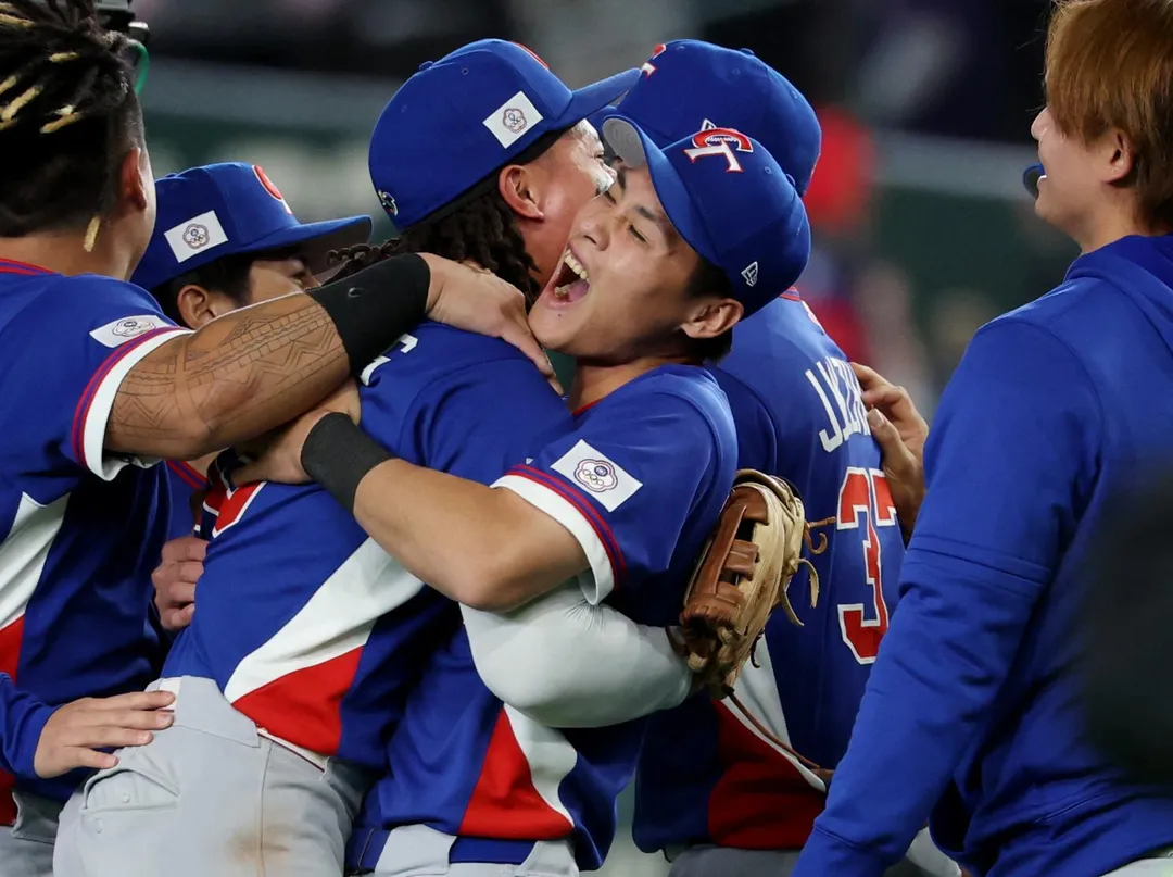 中華隊在WBC賽史上首度贏韓國,結束了以往4戰全敗的記錄,東京巨蛋挺台灣加油聲響徹全場。(圖/路透)