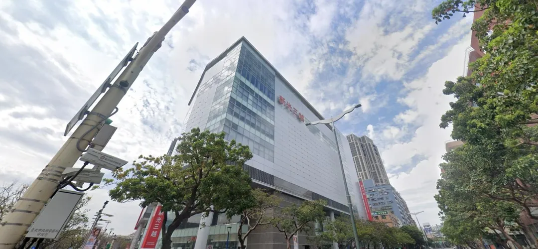 天母新光三越驚傳衛生問題！男廁隔間門鎖竟掛疑似用過的保險套，引發熱議。（圖／翻攝自Google街景圖）