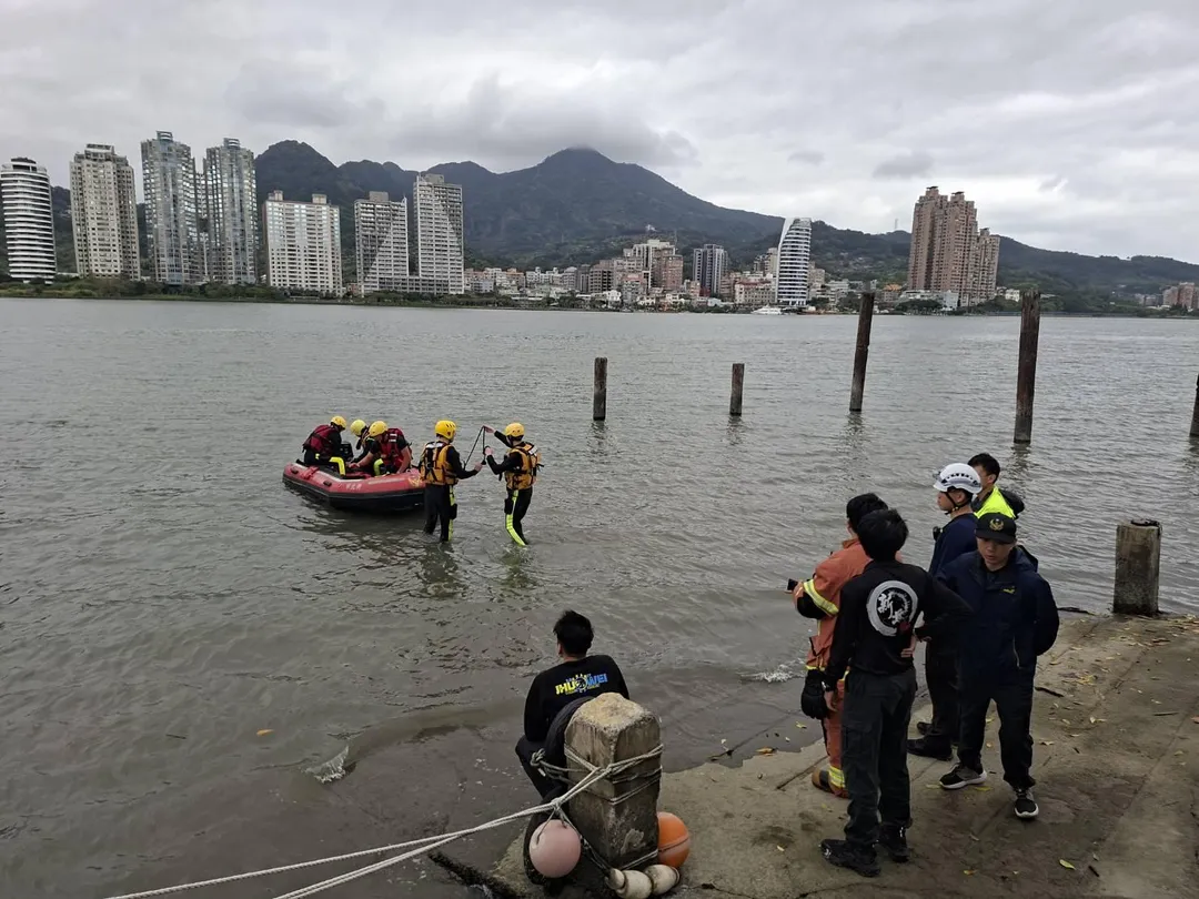 新北關渡橋發生一起墜河事故。（圖／民眾提供）