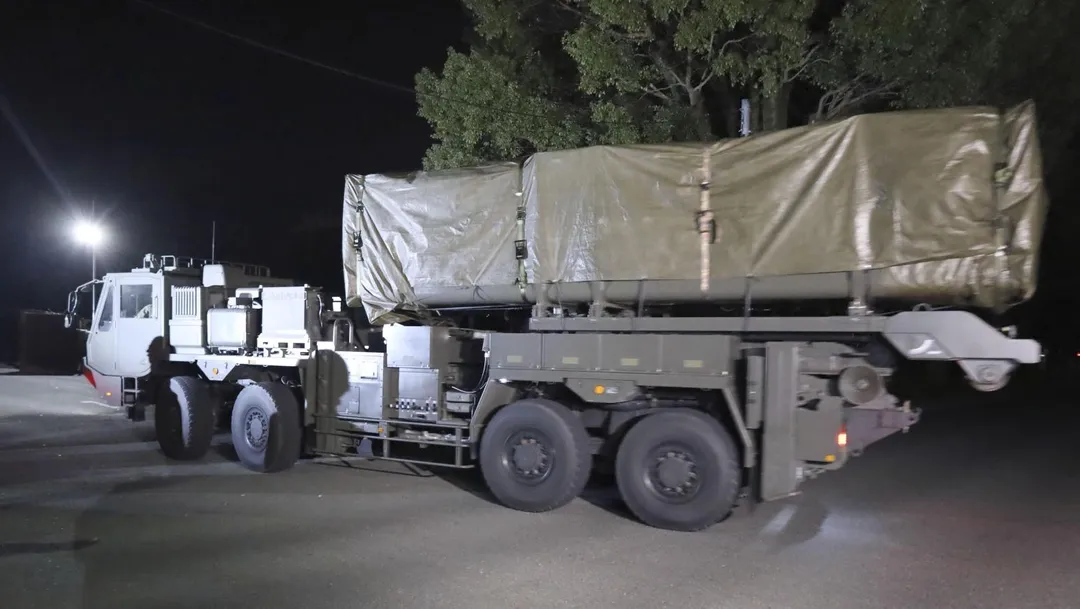 9日清晨一輛載有首批日本國產長程飛彈的車輛抵達熊本縣健軍駐屯地。（圖／《美聯社》）