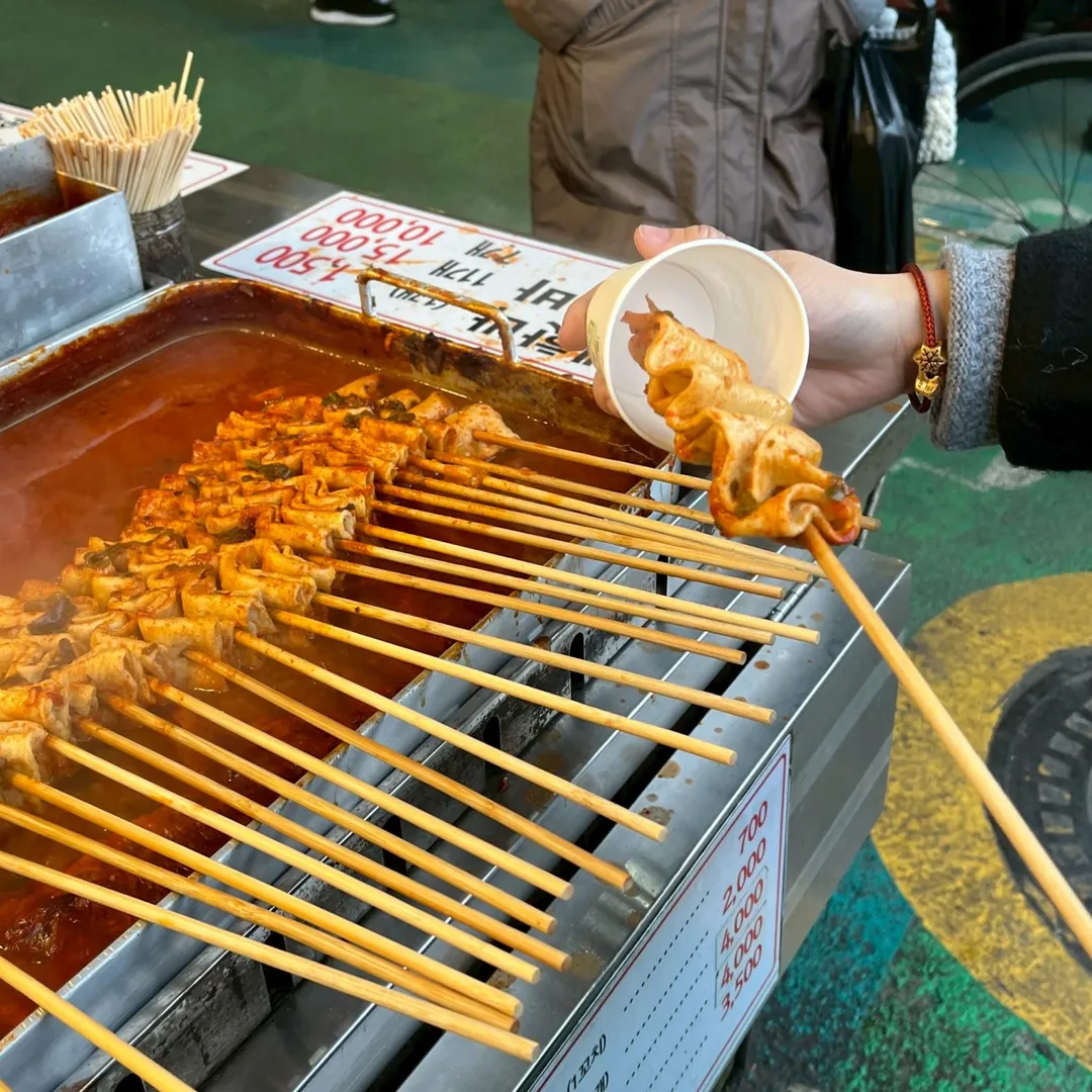 南韓路邊攤美食廣受好評，近日卻被台灣遊客目睹衛生堪憂。（示意圖非當事店家／記者鄭緯浩攝）