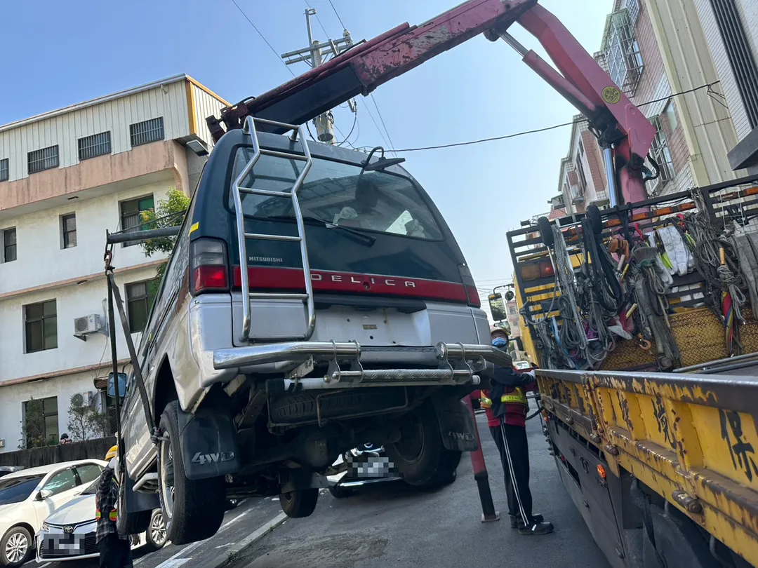 台中市環保局針對占用道路的廢棄車輛展開大規模清除行動,去年全市查報廢棄汽機車高達五千四百餘輛,最終完成移置超過三千三百輛,數據相當驚人。(圖/台中市環保局提供)