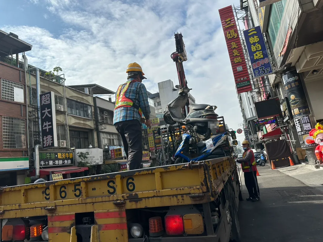 台中市環保局針對占用道路的廢棄車輛展開大規模清除行動,去年全市查報廢棄汽機車高達五千四百餘輛,最終完成移置超過三千三百輛,數據相當驚人。(圖/台中市環保局提供)
