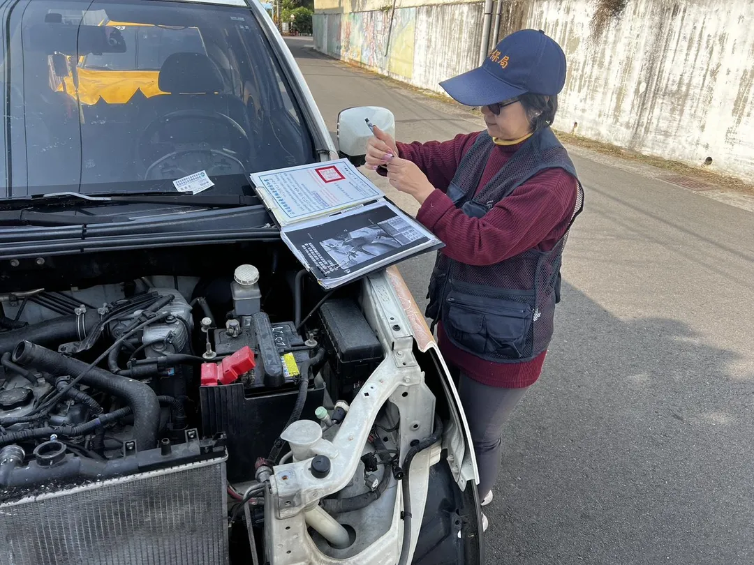 台中市環保局針對占用道路的廢棄車輛展開大規模清除行動,去年全市查報廢棄汽機車高達五千四百餘輛,最終完成移置超過三千三百輛,數據相當驚人。(圖/台中市環保局提供)