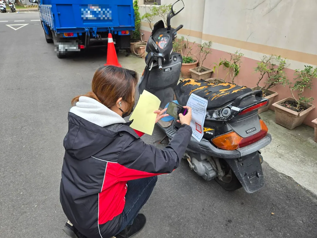 台中市環保局針對占用道路的廢棄車輛展開大規模清除行動,去年全市查報廢棄汽機車高達五千四百餘輛,最終完成移置超過三千三百輛,數據相當驚人。(圖/台中市環保局提供)