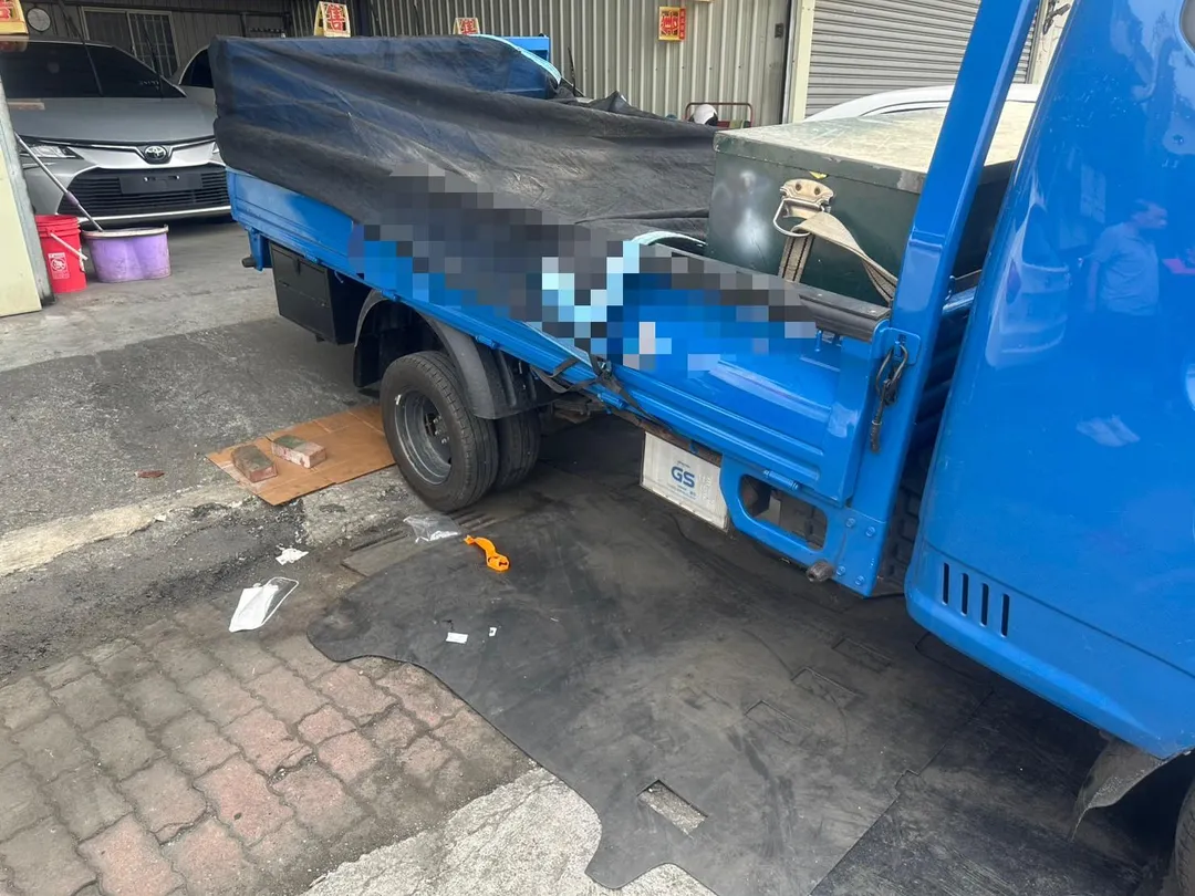 高雄市大寮區仁德路一名55歲的葉姓汽車維修廠老闆下午在修理一輛小貨車時，疑似因貨車突然滑動而遭到輾壓。（圖／警方提供，下同）