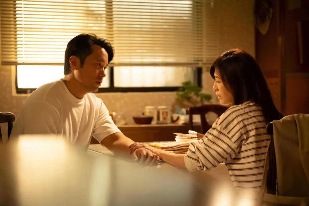愛情喜劇《欠妳的那場婚禮》，由張孝全（左）、蘇慧倫（右）主演，9日釋出第二版海報及前導預告。（圖／公視 提供）