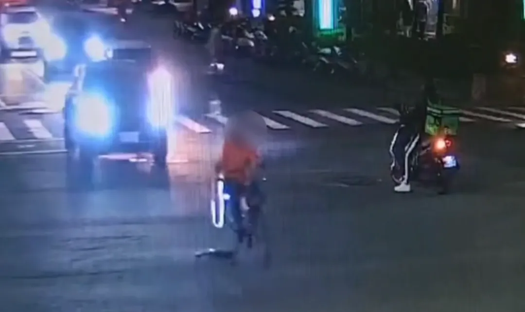 高雄美術館特區日前出現一幕驚人畫面，一名白髮長者在美術東四路上騎著單車，右手竟同時推著點滴架前進，被民眾拍下後在網路瘋傳。（圖／警方提供）