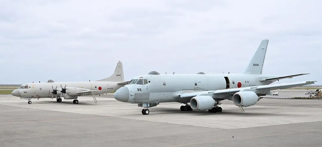 飛抵那霸基地的第一架P-1巡邏機(圖右)，旁邊則是P-3C反潛機。(圖/截自海上自衛隊第5航空群官網)