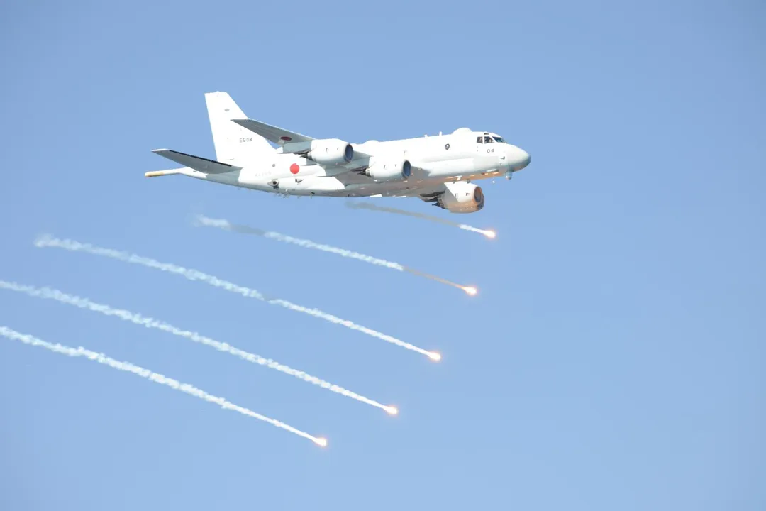 日本P-1巡邏機投放熱焰彈。(圖/海上自衛隊)