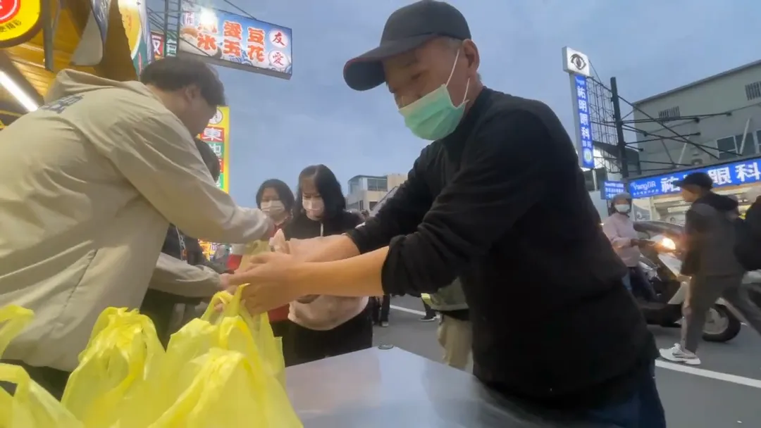 小商人祭品文現場掀起排隊人潮。（圖／翻攝畫面）