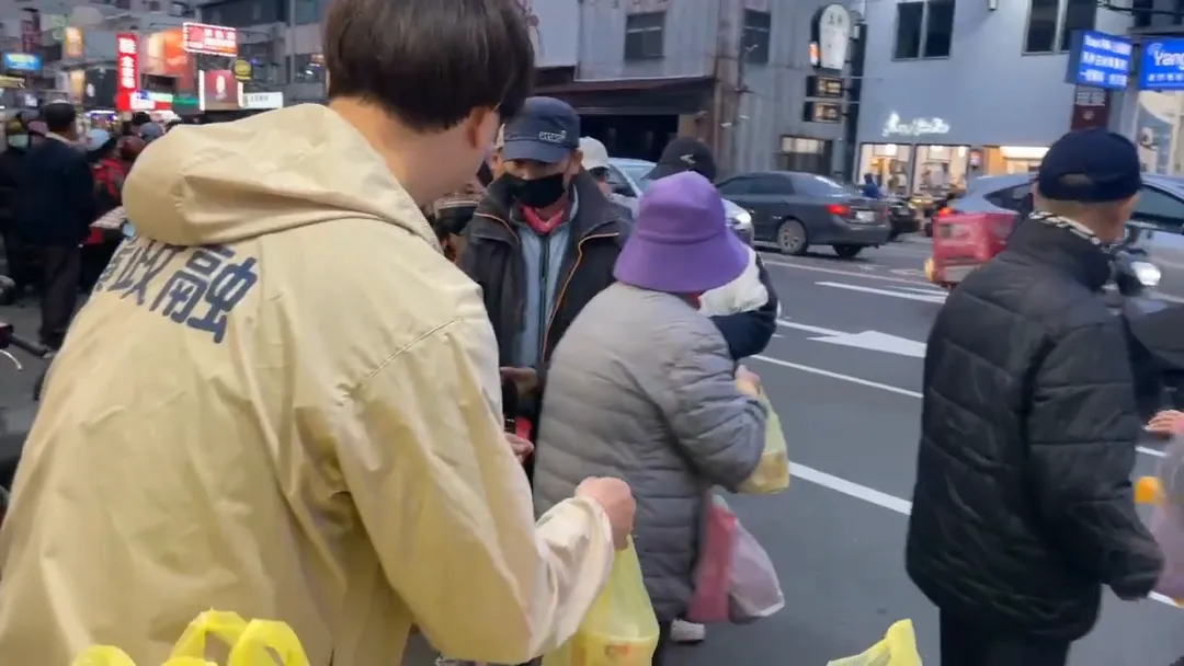小商人祭品文現場掀起排隊人潮。（圖／翻攝畫面）