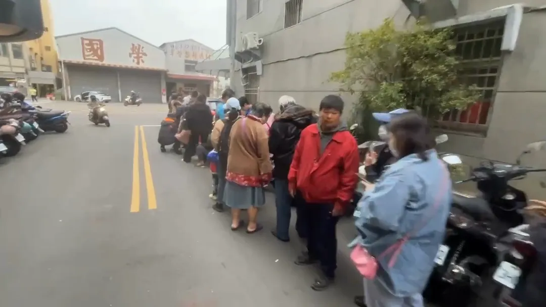 小商人祭品文現場掀起排隊人潮。（圖／翻攝畫面）