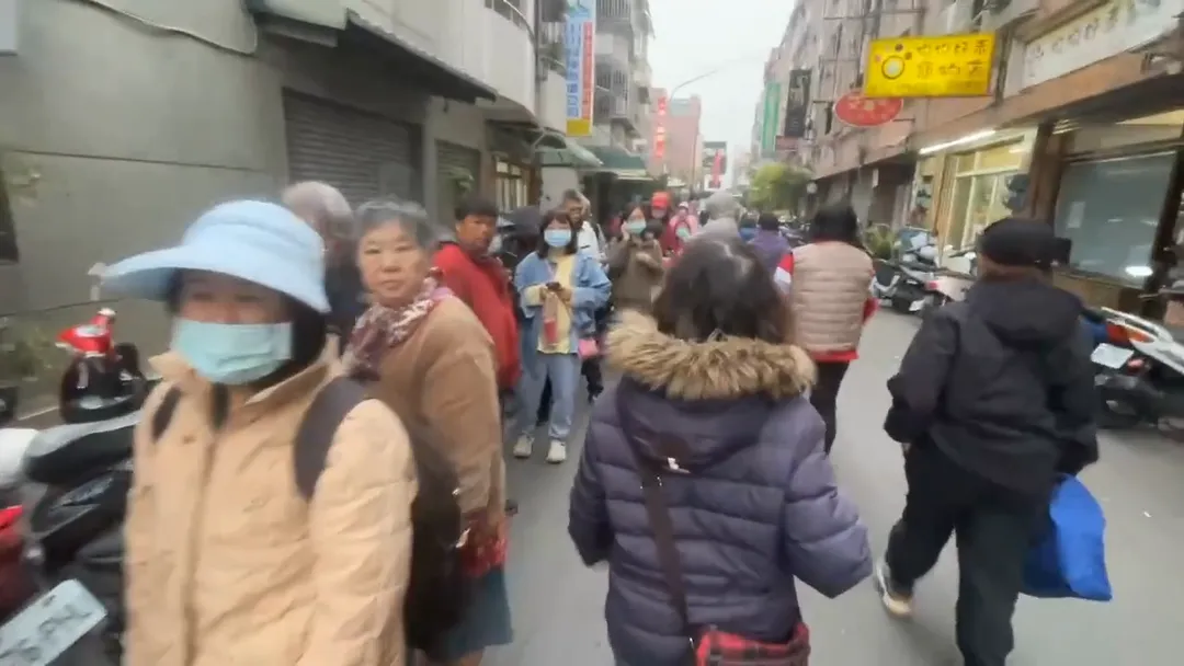 小商人祭品文現場掀起排隊人潮。（圖／翻攝畫面）
