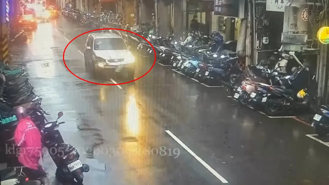 警方立即調閱監視器，發現被竊車輛已行駛至其他分局轄區，先是往二分局方向移動，隨後又轉向七堵地區，警方隨即通報線上警力進行攔截圍捕。（圖／翻攝畫面）