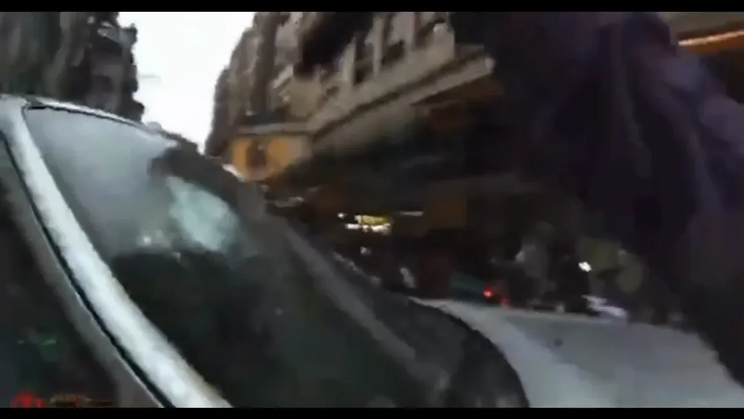 警方一路緊追不捨，最終在中山高中前將車輛夾擊攔停。（圖／翻攝畫面）