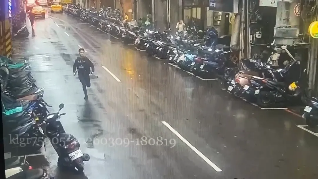 警方發現後立即展開追捕行動，林男見狀加速逃逸。（圖／翻攝畫面）