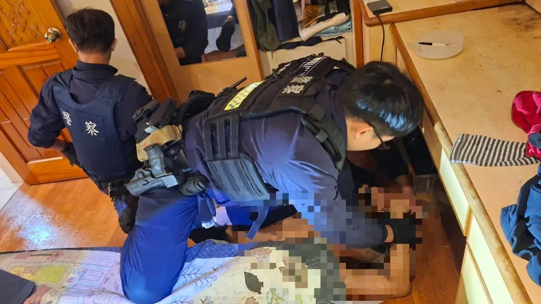 警方壓制畫面。（圖／警方提供）