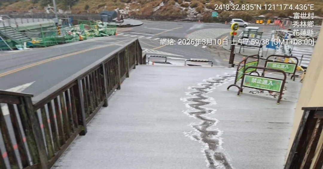 合歡山武嶺至松雪樓一帶今天清晨7時許開始斷續降下冰霰夾雪，雪勢持續進行中。（圖／台灣追雪團楓林提供）