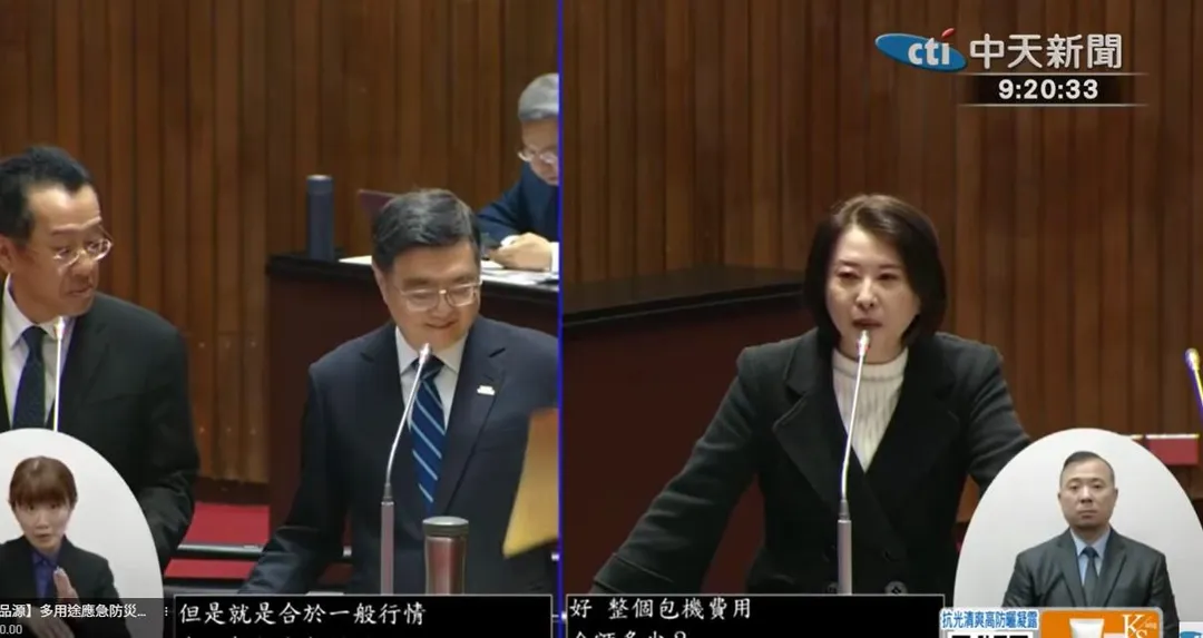 卓榮泰拿出牛皮紙袋稱單據在此,但沒有公開。卓榮泰(中)、王鴻薇(右)。(中天新聞)
