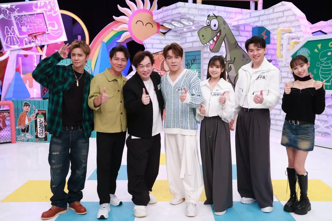陳隨意（左2起）、康康、許志豪、杜忻恬、李子森近日擔任《綜藝OK啦》來賓。（圖／中天電視提供）