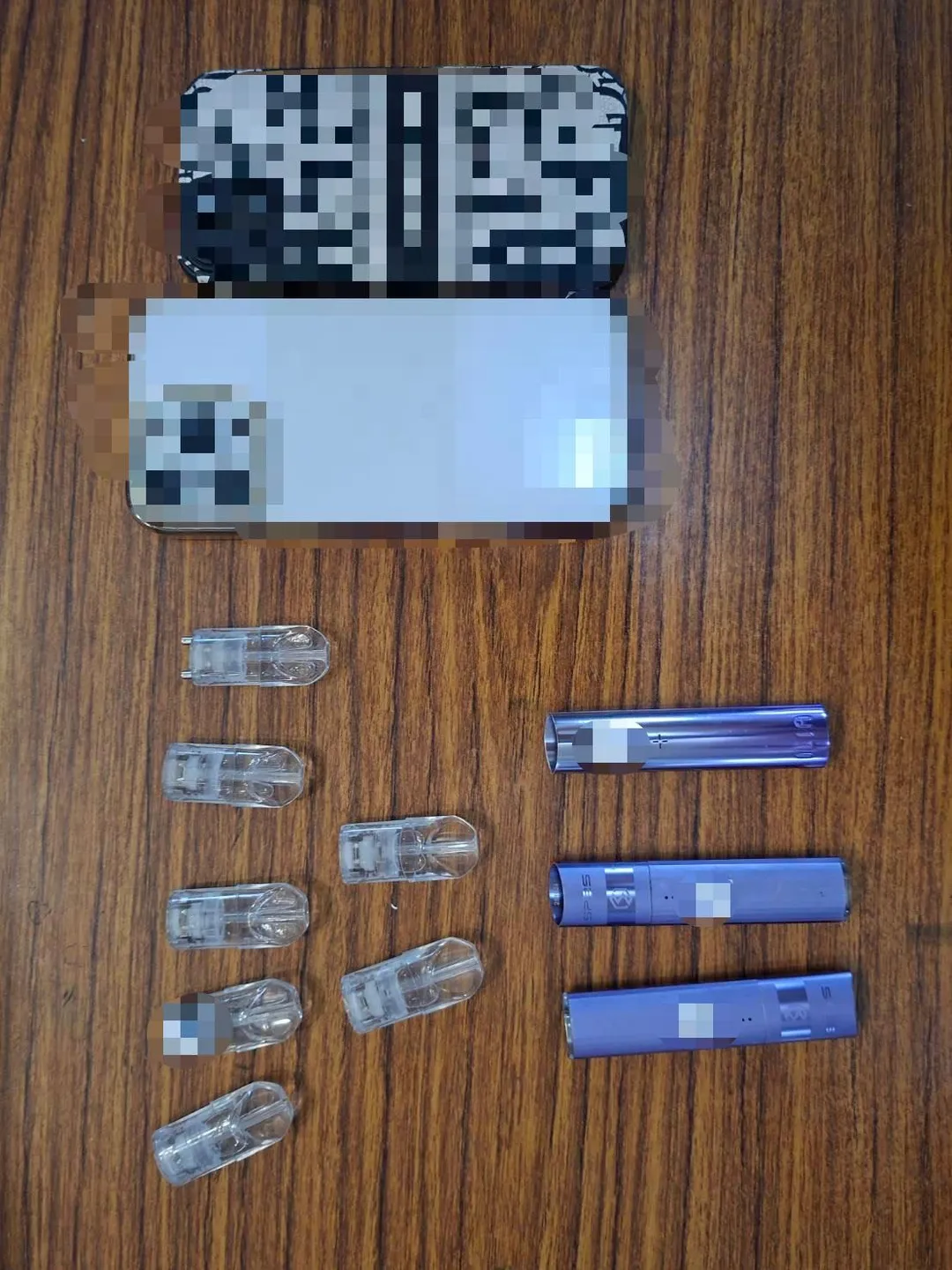 現場搜出的疑含依托咪酯成分之電子煙煙彈等物品。（圖／警方提供）