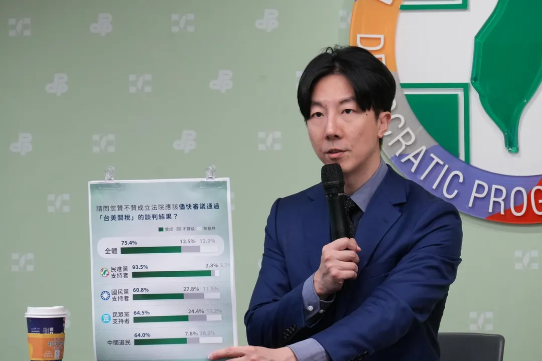 民進黨發言人吳崢召開「重大時事議題民調」記者會。（圖／民進黨提供）