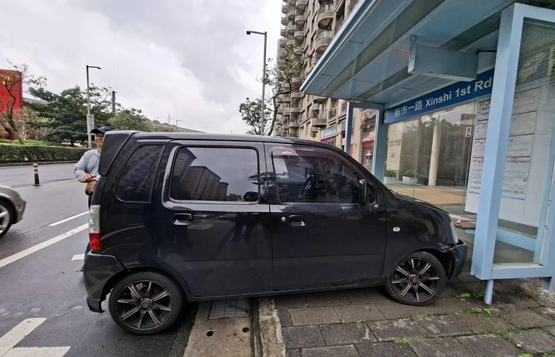 淡水今中午發生暴衝車禍。(圖/翻攝畫面)
