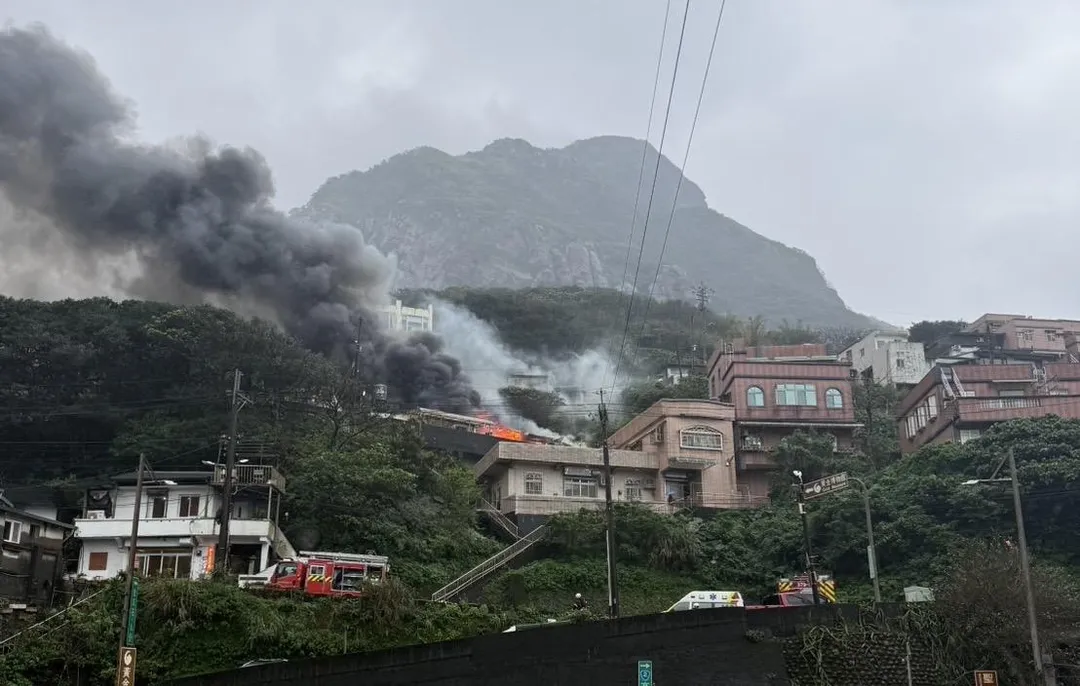 新北瑞芳發生民宅火警火煙竄出。（圖／翻攝畫面）